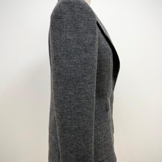 女裝甲級-全裡翻領箱型袖隱藏式門襟外套(灰黑人字紋樣衣)